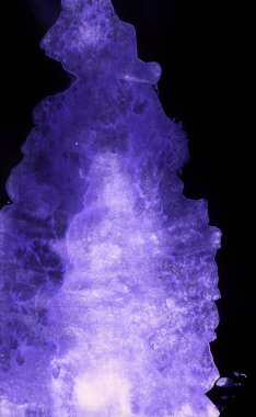 Parlak neon mavisi ve mor suluboya doku. El çizimi arkaplan.