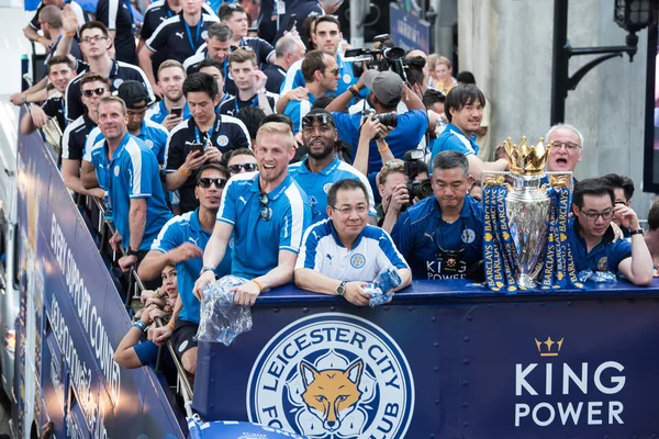 Leicester City Football Club celebra el Primer Campeonato de la Liga de Estreno Inglés 2015-16 en Tailandia —  Fotos de Stock