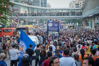 Leicester City destekçileri, büyük kalabalıklar Leicester City takım geçit töreni ile kutlamak