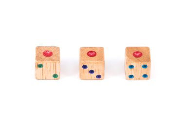 Üç ahşap dices doğrultusunda