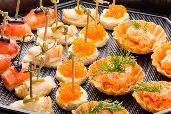 Close-up definir diferentes canapés e lanches — Fotografia de Stock