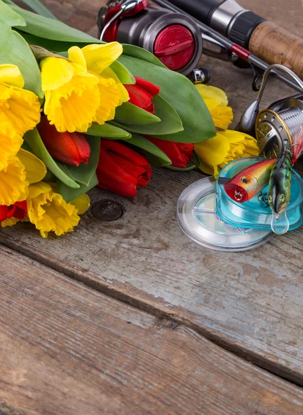 Buket bahar çiçekleri ile Balık tutma ele — Stok fotoğraf