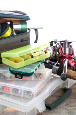 Balık tutma ele ve yemler kutusunda