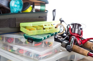 Balık tutma ele ve yemler kutusunda