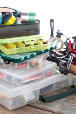 Balık tutma ele ve yemler kutusunda