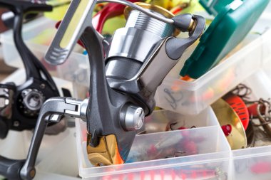 balıkçılık reel lures ve sallananlarla ile kutuları üzerinde