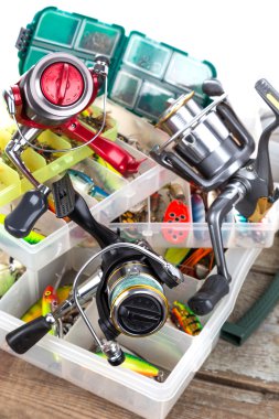 Balık tutma ele ve yemler kutusunda