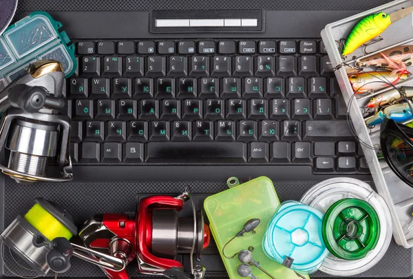 Pesca tacleadas en el teclado un cuaderno negro — Foto de Stock