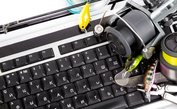 Pesca tackles no teclado do computador — Fotografia de Stock