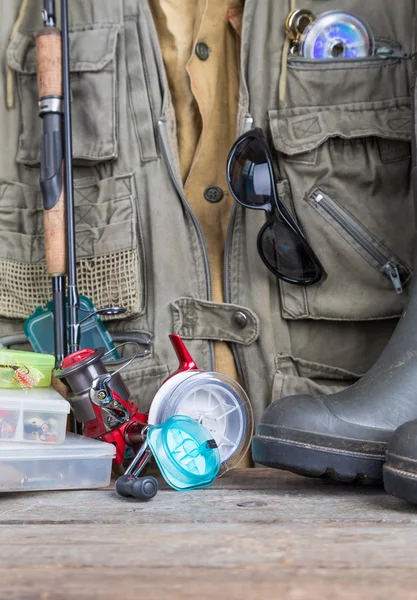 Matériel de pêche avec gilet et bottes de pêche — Photo