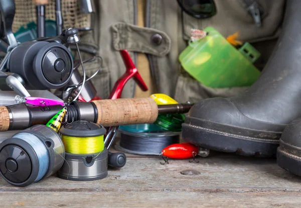 Balık tutma ele Balıkçı yeleği ve bot ile