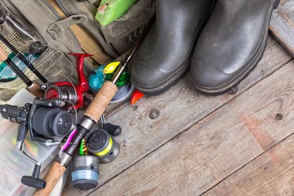 Matériel de pêche avec gilet et bottes de pêche — Photo
