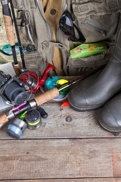 Tacleadas de pesca con chaleco de pesca y botas — Foto de Stock