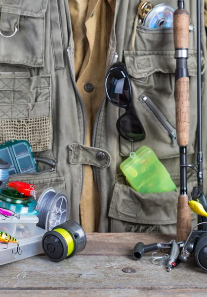 Tacleadas de pesca con chaleco de pesca y madera — Foto de Stock