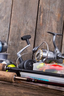 dikey ahşap tahta arka plan üzerinde balıkçılık mücadeleleri