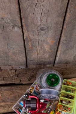 Balık tutma ele ve balıkçılık yemler kutusunda