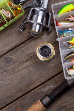 Balık tutma ele ve ahşap tahta üzerinde yemler