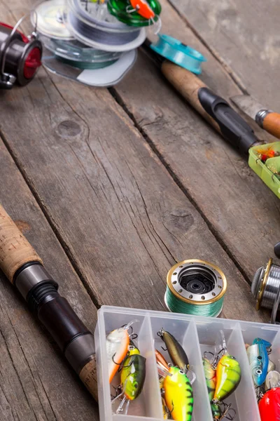 Pesca placcaggi ed esche su tavola di legno — Foto Stock