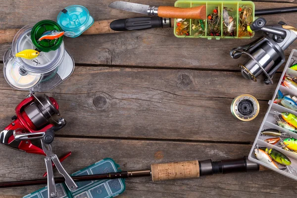 Pesca tacleadas y cebos en tablero de madera —  Fotos de Stock