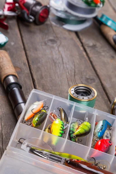 Balık tutma ele ve ahşap tahta üzerinde yemler — Stok fotoğraf