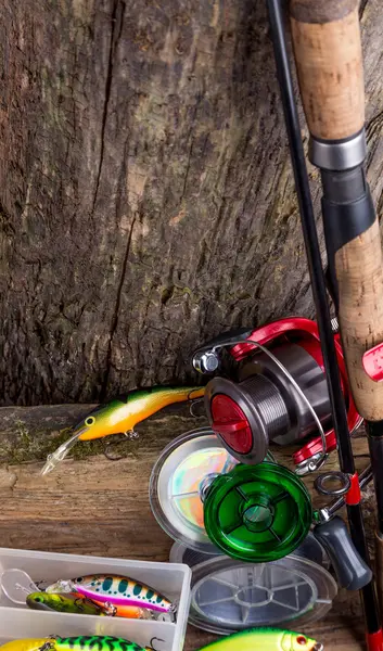 Angelruten und Fischköder auf hölzernen — Stockfoto