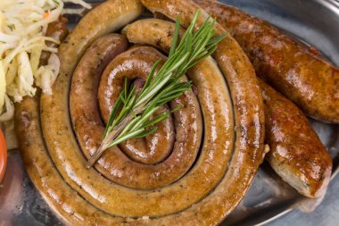 metal plaka üzerindeki sıcak tütsülenmiş sosis