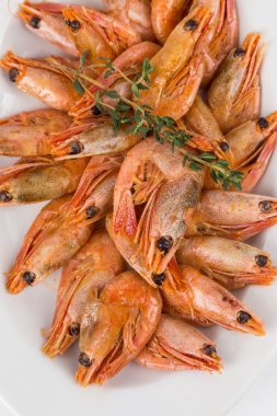 bölümü beyaz tabakta sıcak karides