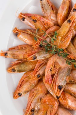 bölümü beyaz tabakta sıcak karides