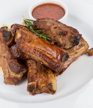 Beyaz tabakta sıcak füme Barbekü kaburga