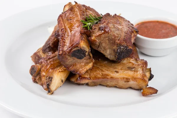 Beyaz tabakta sıcak füme Barbekü kaburga