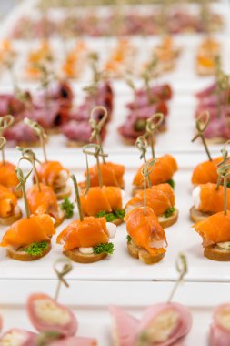 closeup kanepeler ve aperatifler catering için