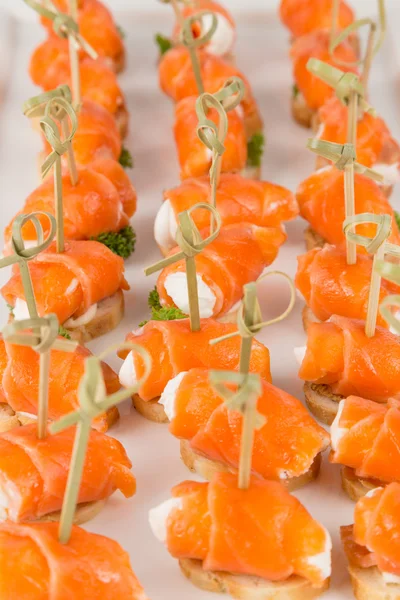 Canapés de close-up e lanches para catering — Fotografia de Stock