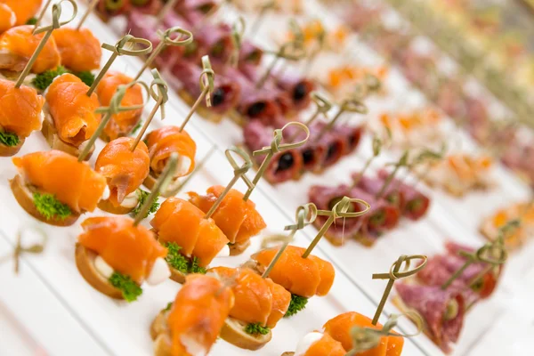 Canapés de close-up e lanches para catering — Fotografia de Stock