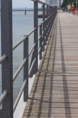 Nehri üzerinde ahşap yaya köprüsü