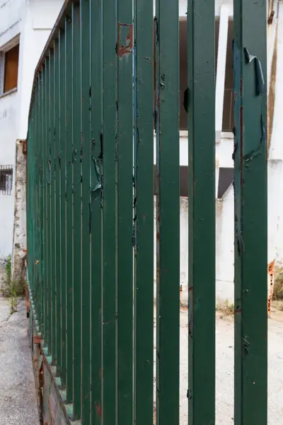 Металлический забор в заброшенном складе — стоковое фото