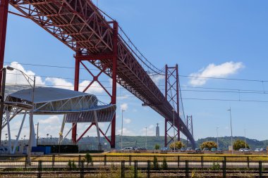 Tejo Nehri üzerinde 25 Nisan köprü