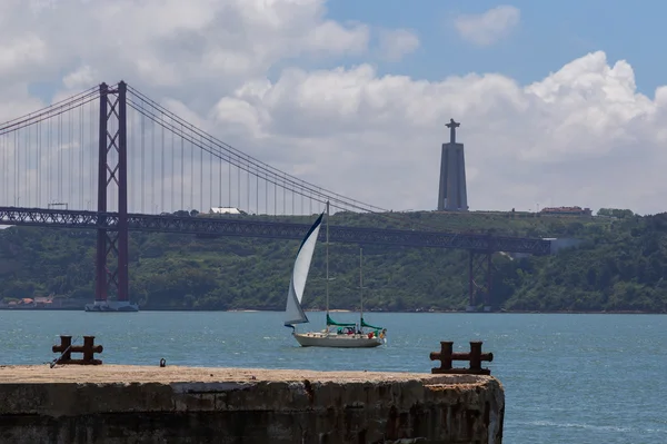 Bridge the 25 april on river Tejo — Stock Photo, Image