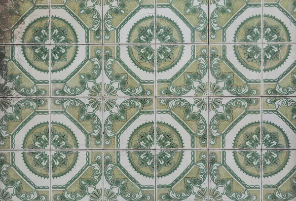 Tradycyjne ceramiczne płytki azulejos na elewacji — Zdjęcie stockowe