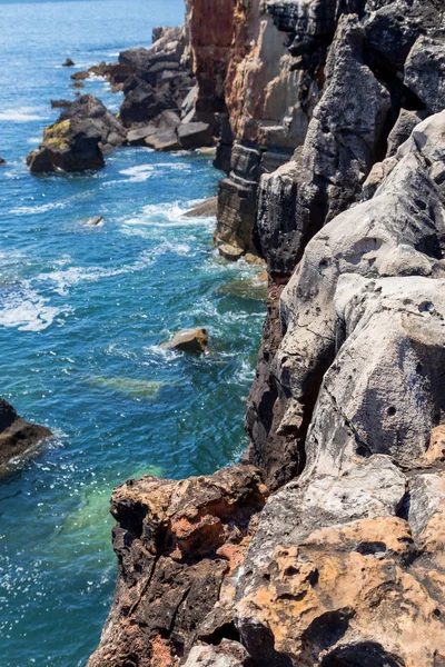 Rochers sur la côte de l'océan — Photo