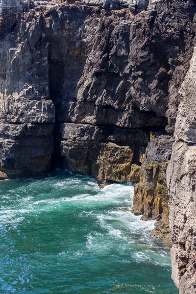 Felsen an der Küste des Ozeans — Stockfoto