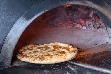 yakacak odun üzerinde pizza pizza ile büyük fırın