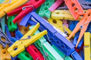canlı renklerde plastik Çamaşırhane clothespin yığını
