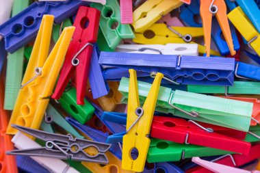 canlı renklerde plastik Çamaşırhane clothespin yığını