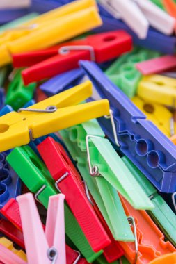 canlı renklerde plastik Çamaşırhane clothespin yığını