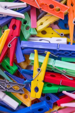 canlı renklerde plastik Çamaşırhane clothespin yığını