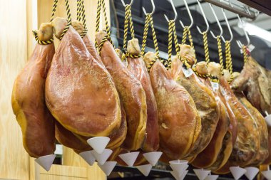 domuz eti bacaklar hamon pazarında asmak