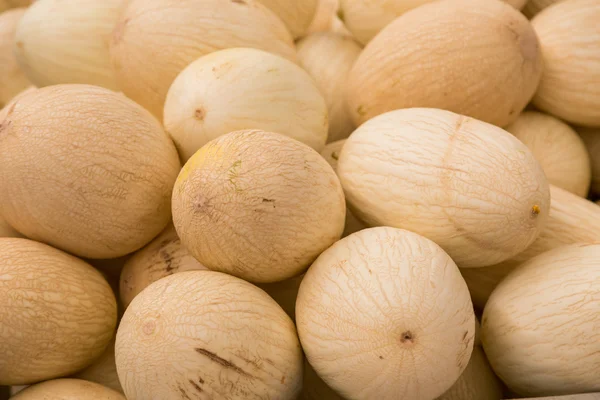 Färska söta meloner på marknaden — Stockfoto