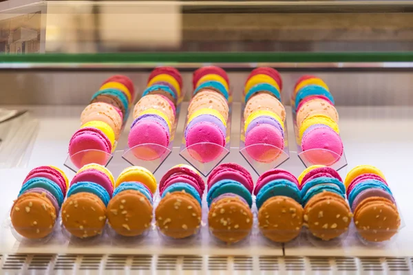 Tradicional postre francés los macarrones coloridos — Foto de Stock