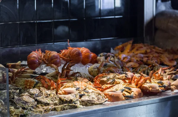 Sortiment skaldjur i showcase på restaurang — Stockfoto