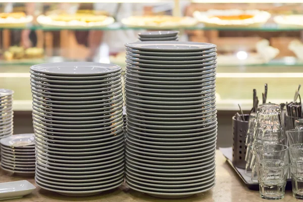 Mesa de servicio en el restaurante para la cena — Foto de Stock